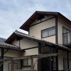 【前橋市】破風板・玄関柱の板金カバー工事！塗膜剥がれを解消